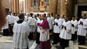 D. Laise preparando-se para a Santa Missa no Populus Summorum Pontificum em 2015