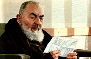 Padre Pio lendo a carta de um dos seus filhos espirituais.