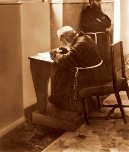 Padre Pio escrevendo carta aos seus Filhos Espirituais