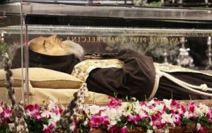 Corpo incorrupto do Santo Padre Pio.