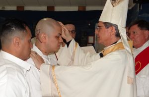 Crisma em um dos convictos