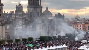 Colunas de fumaça das tentativas de incêndio na Catedral por parte das abortistas