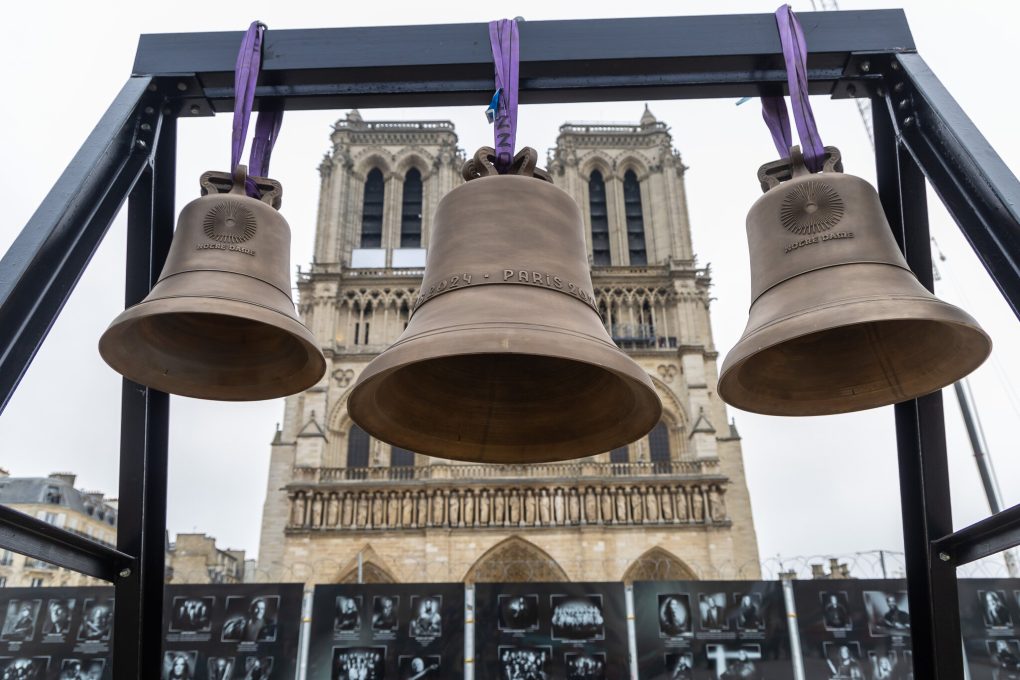 Sinos à frente da Catedral de Notre-Dame restaurada