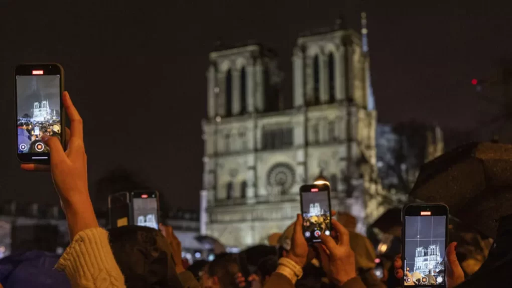 Multidão em frente a Notre Dame durante a reabertura